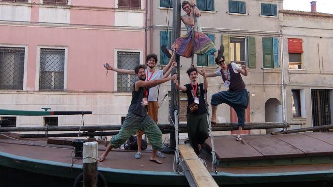 Cinque uomini sulla cassa del morto